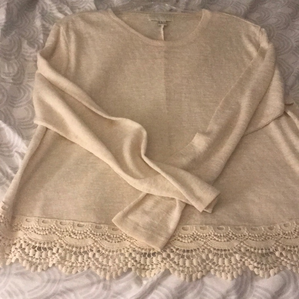 Beige-colored long-sleeve top with lace!